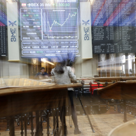 Los paneles de información de la Bolsa de Madrid. EFE/Zipi