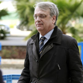 El exsecretario del Instituto Nóos Miguel Tejeiro, a quien Iñaki Urdangarin y Diego Torres responsabilizan de irregularidades de las que se les acusa a ellos, a su llegada esta mañana a la Escuela Balear de la Administración Pública (EBAP),