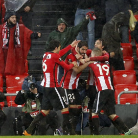 Raúl García celebra con sus compañeros su gol al Valencia. EFE/Luis Tejido