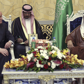 El rey Juan Carlos conversa con Salman bin Abdulaziz al Saud, en 2014, entonces príncipe heredero y ministro de defensa saudí.- EFE