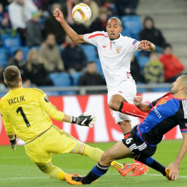 El jugador del Sevilla FC Steven N'Zonzi (c) lucha por el balón con el guardameta Tomas Vaclik (d) y con Walter Samuel, del FC Basilea. /EFE