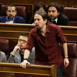 El líder de Podemos, Pablo Iglesias, vota durante la segunda votación de la investidura del candidato socialista Pedro Sánchez, en el Congreso de los Diputados. EFE/Ballesteros