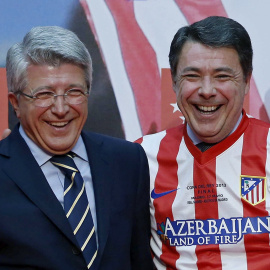 Fotografía de mayo de 2013 del expresidente de la Comunidad de Madrid, Ignacio González, junto al presidente del Atlético de Madrid, Enrique Cerezo, que han sido citados a declarar por la titular del juzgado de instrucción número 5 de Estep