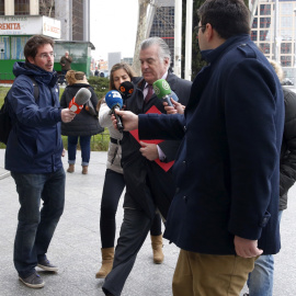 El extesorero del PP Luis Bárcenas llega a los Juzgados de Plaza de Castilla, donde declara hoy de nuevo en calidad de testigo ante la titular del juzgado de instrucción número 32 de Madrid en la causa que investiga el borrado de los discos