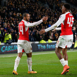 Walcott (i) celebra un gol del Arsenal en el último partido de su equipo. Reuters / Carl Recine
