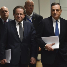 El presidente del Banco Central Europeo (BCE), Mario Draghi (dcha), y el vicepresidente, Vitor Constancio.  EFE/Arne Dedert