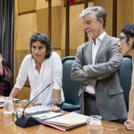 El alcalde de Zaragoza, Pedro Santisteve, de ZeC, conversa durante un pleno con la vicealcaldesa, Luisa Broto, y con los concejales Pablo Muñoz  y Elena Giner.