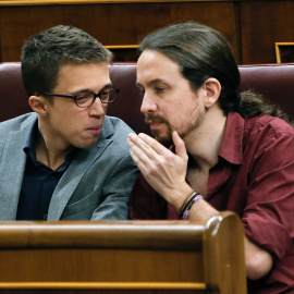 El líder de Podemos, Pablo Iglesias (d) junto al portavoz del partido Íñigo Errejón.- EFE