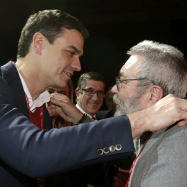 El secretario general de UGT, Cándido Méndez (d), saluda al secretario general del PSOE, Pedro Sánchez, durante el 42 Congreso Confederal de UGT hoy en Madrid. EFE/Javier Lizón
