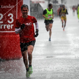 El atleta Martín Fiz, a su llegada el domingo a meta en la quinta edición de la media maratón de Santander. /EFE