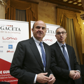 El ministro de Economía en funciones, Luis de Guindos, junto al director de 'La Gaceta de Salamanca', Julián Ballesteros, antes de impartir la conferencia "Los retos de la economía española" dentro del Foro de La Gaceta de Salamanca. EFE/J.