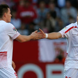 Gameiro felicita a Konoplyanka por su gol al Villarreal. EFE/Julio Muñoz