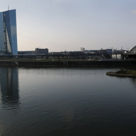 Un gran grafitti en homenaje a Aylan, al lado del BCE.- REUTERS