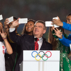 El presidente del COI se hace un selfie con deportistas en los pasados Juegos de la Juventud.