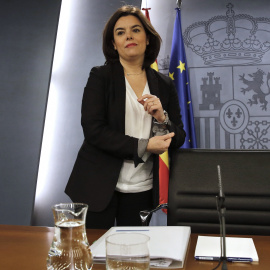 La vicepresidenta del Gobierno en funciones, Soraya Sáenz de Santamaría, llega a la rueda de prensa tras la reunión del Consejo de Ministros. EFE/Ballesteros