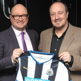 Rafa Benítez posa con la camiseta de su nuevo equipo. /NEWCASTLE UNITED