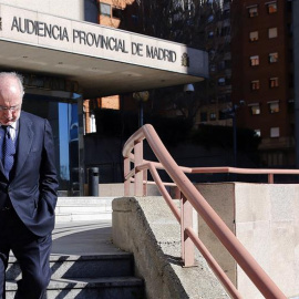 El exministro de Economía Rodrigo Rato, a su salida de la Audiencia Provincial de Madrid, hoy ha declarado como testigo a través de videoconferencia en el juicio del caso Nóos, que alcanza hoy su decimoctava jornada. EFE/Ballesteros