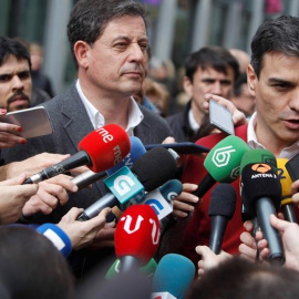 Pedro Sánchez, junto a Gómez Besteiro, en un acto en Lugo el pasado jueves. EFE