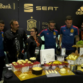 Gayá, Ñíguez, Carvajal con El Gourmet de la Roja