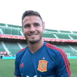Saúl Ñíguez con la afición del Martínez Valero