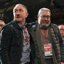 El nuevo secretario general de UGT, Josep María Álvarez (i), saluda a su antecesor en el cargo, Cándido Méndez (d), durante la clausura del 42 Congreso Confederal del sindicato. Álvarez ha sido elegido esta madrugada nuevo secretario genera