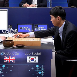 El surcoreano Lee Se-dol, campeón del mundo de "go", juega contra el programa de inteligencia artificial AlphaGo de Google, en un hotel en Seúl (Corea del Sur) hoy, 10 de marzo de 2016. Lee perdió ayer la primera de cinco partidas tras 186 