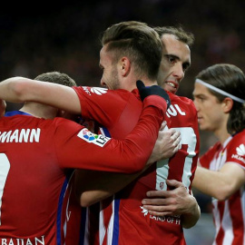 Saúl celebra con sus compañeros su gol al Deportivo. EFE/Chema Moya