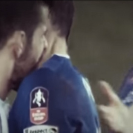 Momento en el que Diego Costa lanza un mordisco a su rival aunque es difícil apreciar si llega a agredirlo