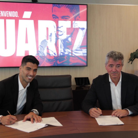 Suárez firma con el Atlético de Madrid