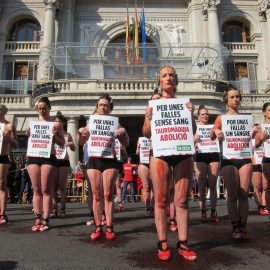 Falleros ensangrentados protestan por las muertes de toros durante las fiestas