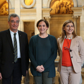 El alcalde de Lesbos, Spyros Galinos, la alcaldesa Barcelona, Ada Colau, y la alcaldesa de Lampedusa Giusepinna Nicolini. AYUNTAMIENTO DE BARCELONA