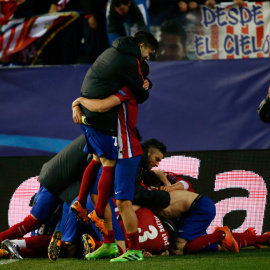 Los jugadores del Atlético celebran su pase a cuartos de la Champions. REUTERS/Susana Vera