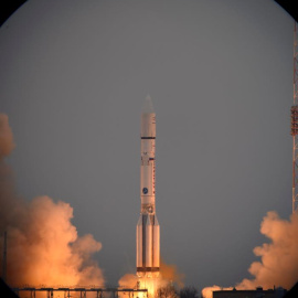 Fotografía facilitada por la Agencia Espacial Europea (ESA) que muestra al cohete Protón-M de la misión ExoMars 2016, la primera de un programa conjunto de la Agencia Espacial Europea (ESA) y la rusa Roscosmos para explorar el plantea rojo,