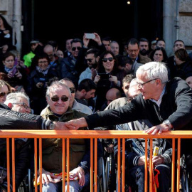 El alcalde de Valencia, Joan Ribó (d), saluda a una de las personas con movilidad reducida que han presenciado el disparo de la décima mascletà de las Fallas de Valencia. / EFE