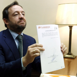 El diputado de Ciudadanos Francisco de la Torre ha presentado esta mañana en el registro del Congreso una Proposición no de ley de su grupo parlamentario sobre medidas para la lucha contra el fraude fiscal en España. EFE/Sergio Barrenechea