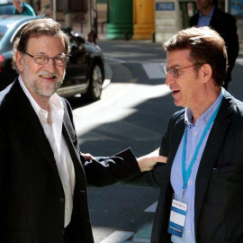 El presidente del Gobierno Mariano Rajoy saluda al presidente de la Xunta, Alberto Núñez Feijóo, antes de asisttir al Congreso del PP de Pontevedra. / EFE
