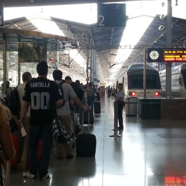 Pasajeros esperan en la estación de tren. EUROPA PRESS