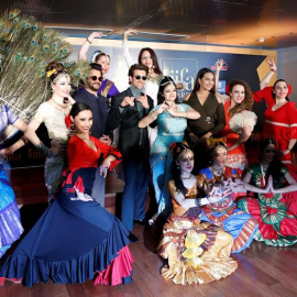 Las estrellas del cine indio Sonakshi Sinha (3-d, segunda fil), Hrithik Roshan (c, segunda fila) y Anil Kapoor (3-i, segunda fila), con el grupo folcrórico que ha actuado hoy durante la presentación en Madrid de los eventos de la decimosépt