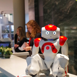 Mario: Robot humanoide en la recepción de un hotel. /Zora Bots