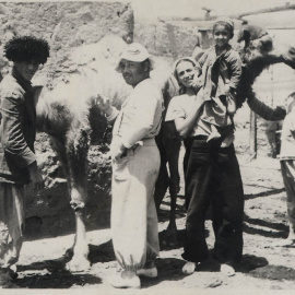 Vicenta Llorente (sostiene en brazos al hijo de un nativo) durante una expedición científica por el desierto de Karakum (Turkmenia), recogiendo parásitos de los camellos. Junto a ella, aparece el médico Emilio Kerbabayev. Imagen proporciona