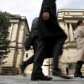 Varios viandantes pasan por delante del edificio del Banco de Japón (BoJ, según sus siglas en inglés), en Tokio. REUTERS/Toru Hanai