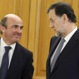 Luis de Guindos con Mariano Rajoy. EFE