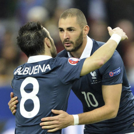 Benzema se abraza con Valbuena en un partido de la selección francesa.