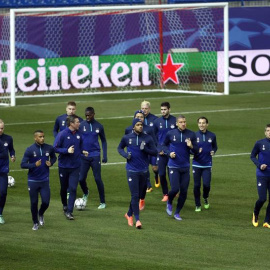 Los jugadores del PSV entrenando ayer en el Vicente Calderón. /EFE