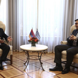 El primer ministro griego, Alexis Tsipras, se reúne con el presidente armenio, Serzh Sargsyan, durante una reunión en la mansión Maximos en Atenas.EFE