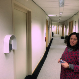 Estefanía Torres, eurodiputada de Podemos, frente a la 'cámara secreta' que alberga los documentos sobre el TTIP en el Parlamento Europeo, en Bruselas, este martes 15 de marzo. PODEMOS