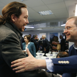 El líder de Podemos, Pablo Iglesias, saluda al secretario de Organización del PSOE, César Luena, durante el acto de entrega de los II Premios Efe Cultura. EFE/Mariscal