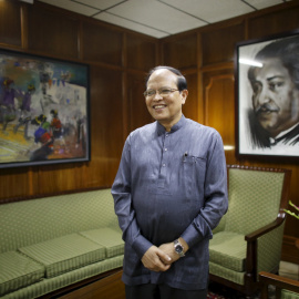 Foto de archivo del gobernador del banco central de Bangladesh Atiur Rahman dentro de su oficina en Dhaka. REUTERS/Andrew Biraj/Files