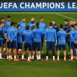 Zidane habla con sus jugadores en el entrenamiento previo al choque de ida contra la Roma. /REUTERS