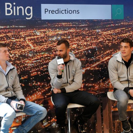 Los jugadores del Real Madrid Toni Kroos (i), Jesé Rodríguez (c), y Mateo Kovacic, durante su participación en un acto promocional del buscador de Microsoft "Bing". /EFE